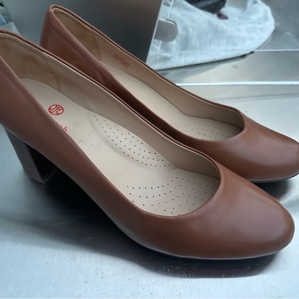 Classic Women's Brown Leather Block Heel Pumps - Picture 7 of 8
